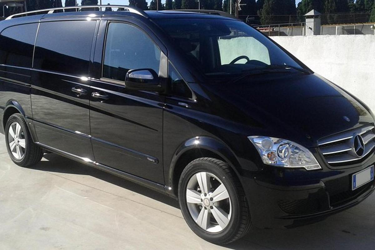 juodas furgonas, pastatytas automobilių stovėjimo aikštelėje