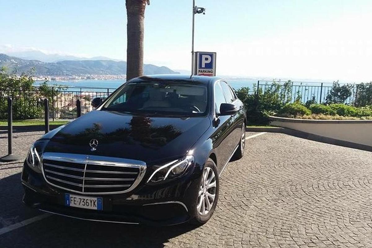 ένα μαύρο αυτοκίνητο παρκαρισμένο σε ένα πάρκινγκ