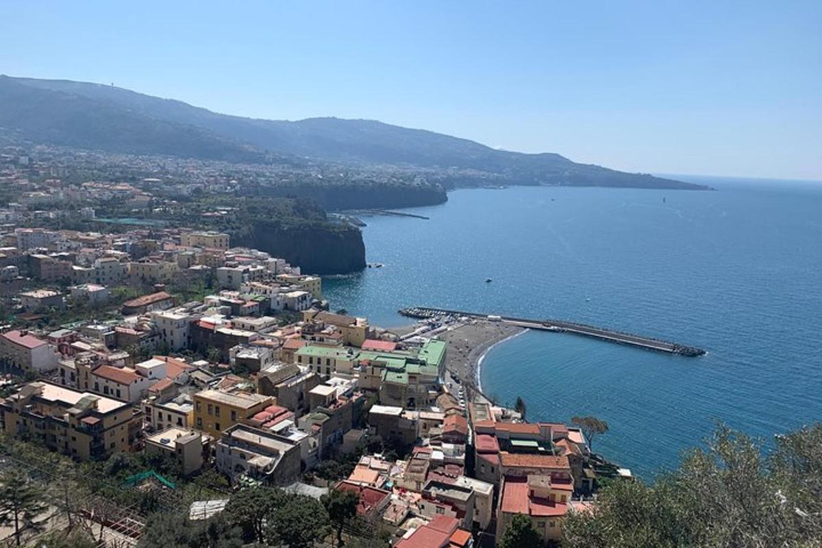 una vista di una città sulla riva di uno specchio d'acqua