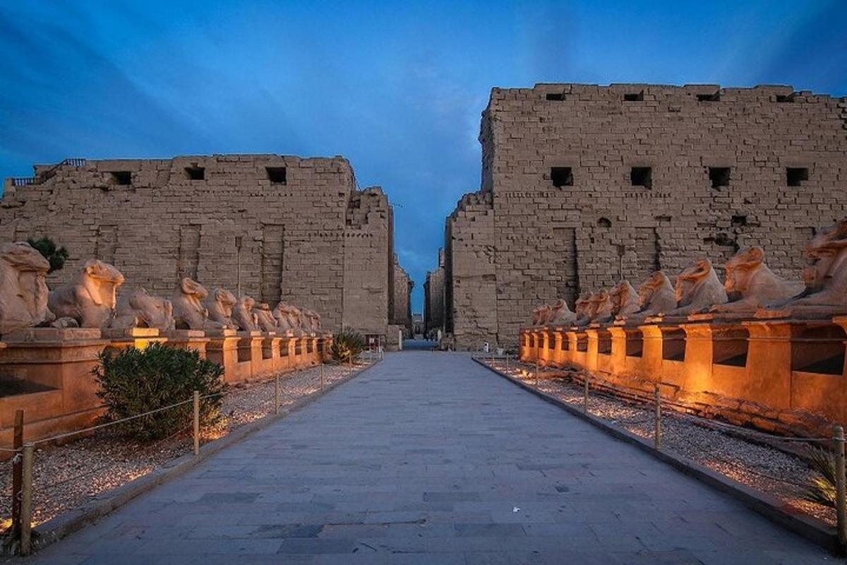 un edifici amb un camí al davant