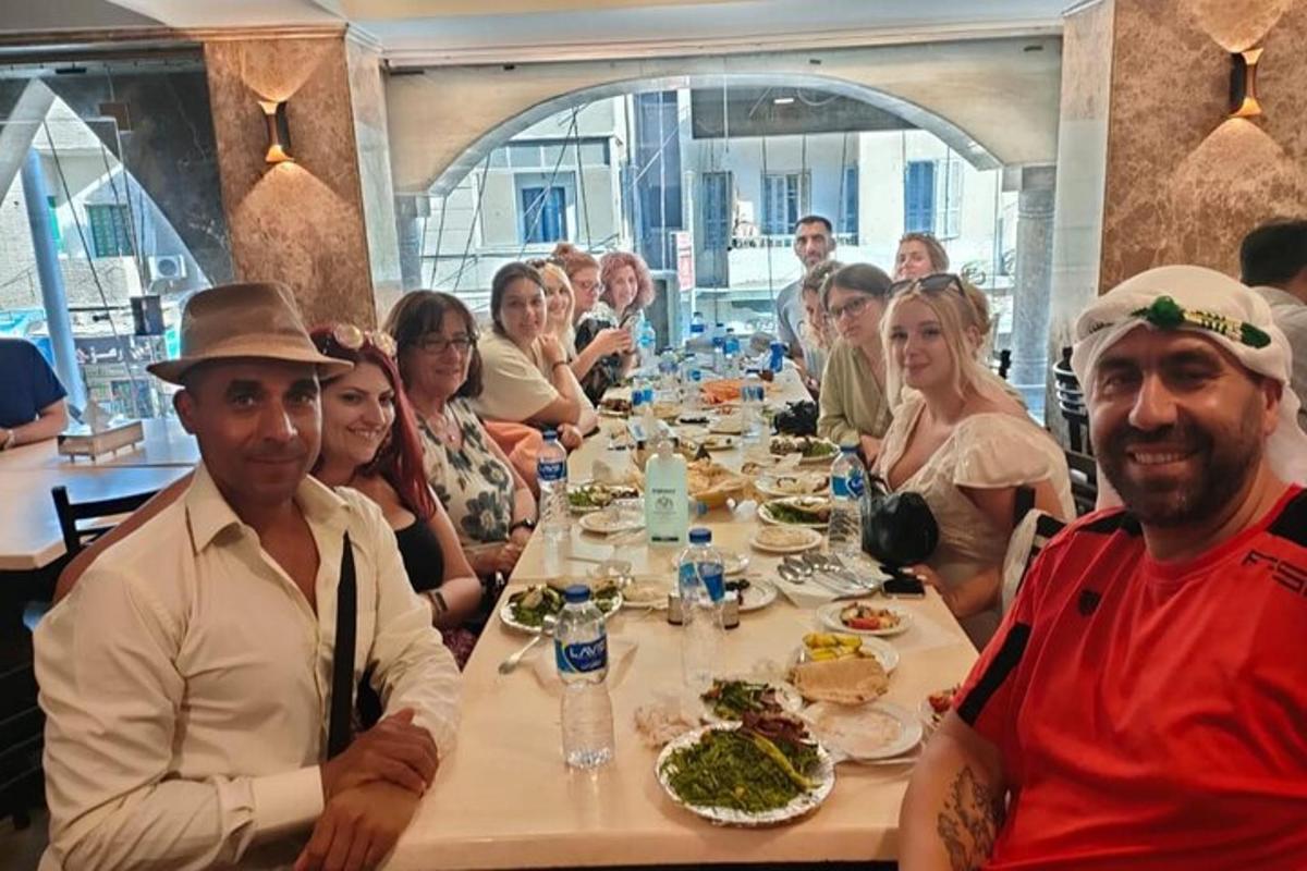 un groupe de personnes assises autour d'une table avec de la nourriture