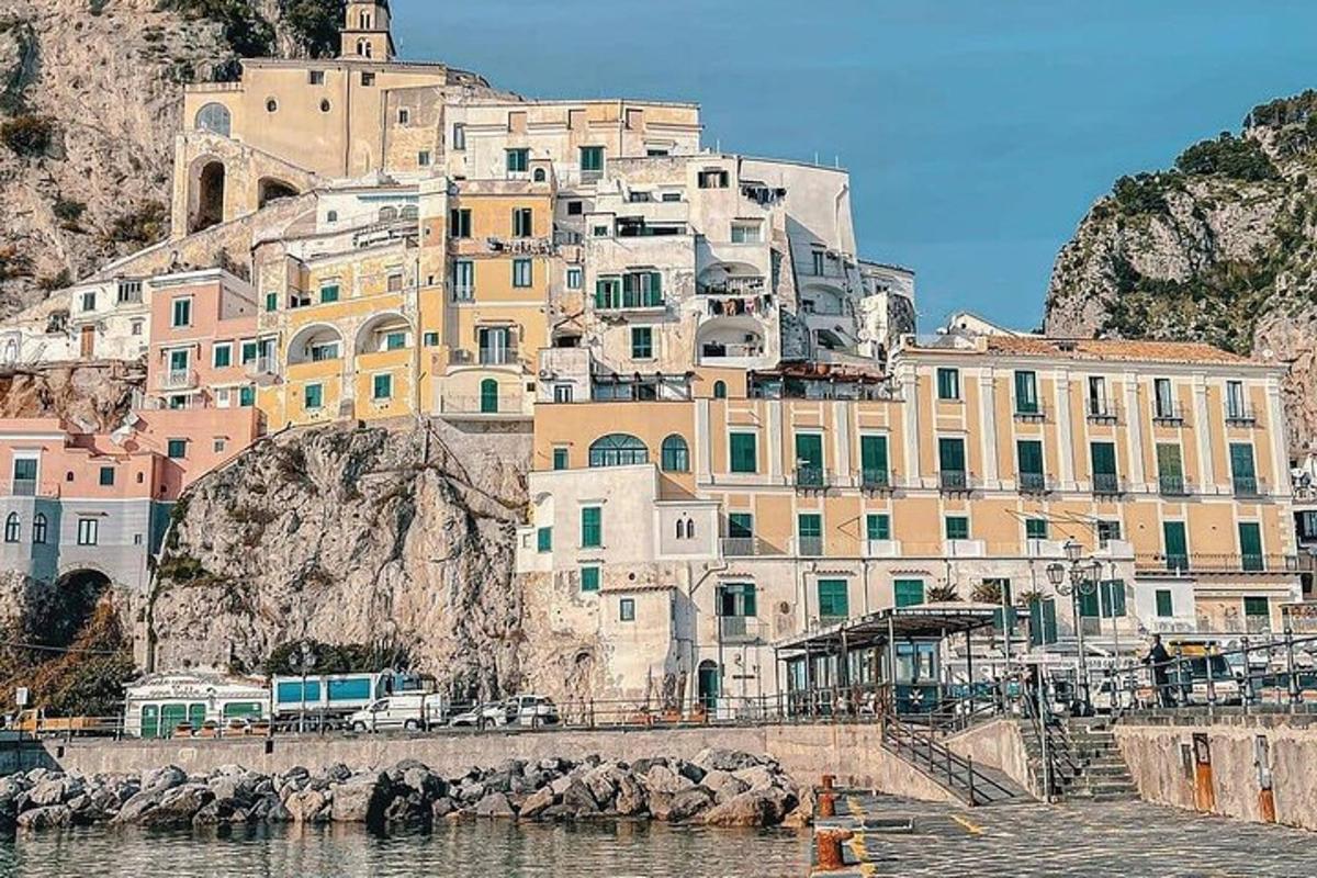 ένα σύνολο κτιρίων στην κορυφή ενός βουνού