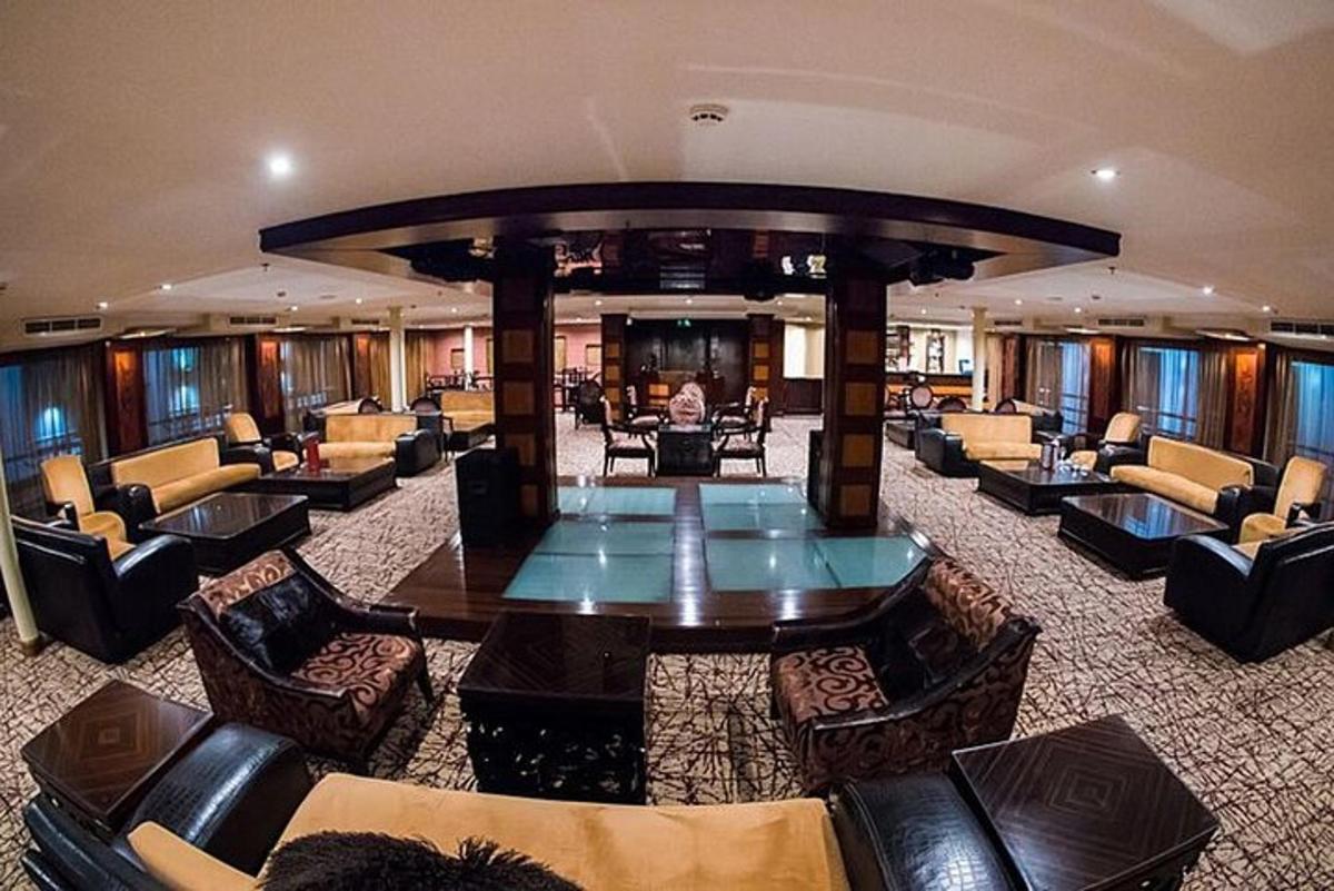 una grande hall con divani e sedie in un edificio