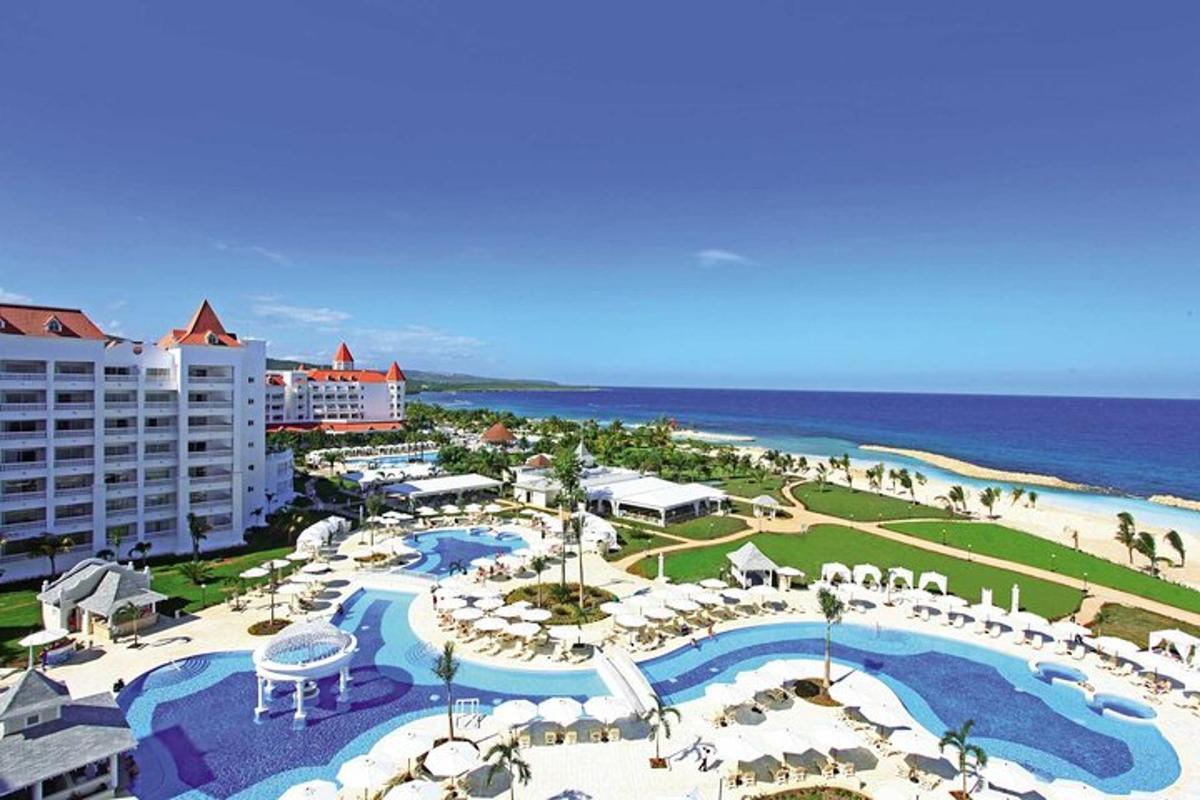 pemandangan resort dengan kolam renang dan pantai