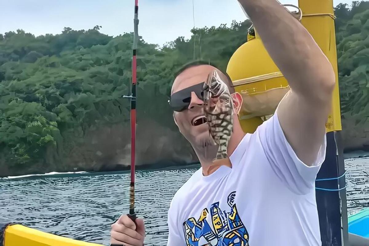 mees paadis, hoides vee peal õnge