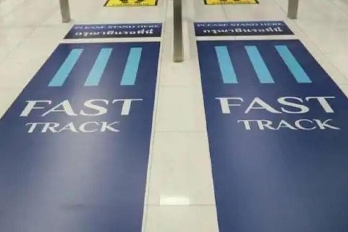 Δύο μπλε πινακίδες ταχείας κυκλοφορίας κάθονται σε ένα πάτωμα