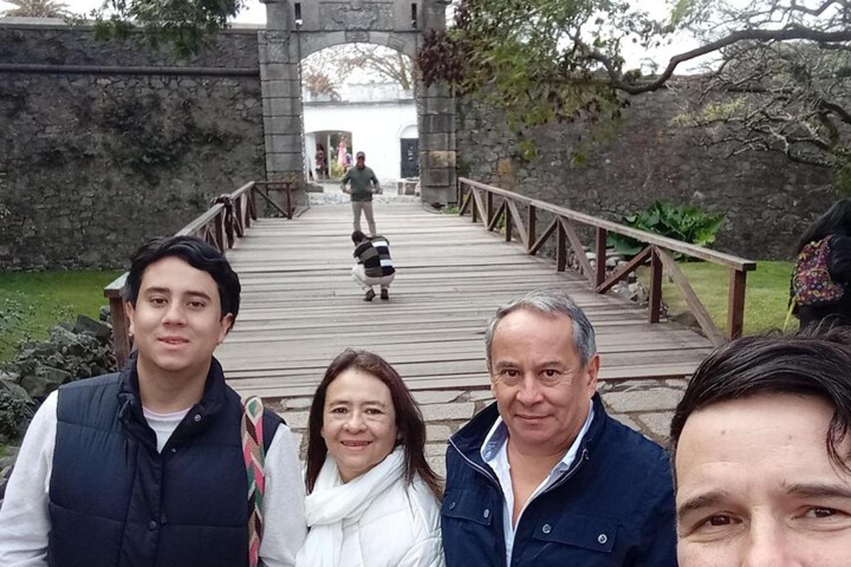 um grupo de pessoas em pé em uma ponte