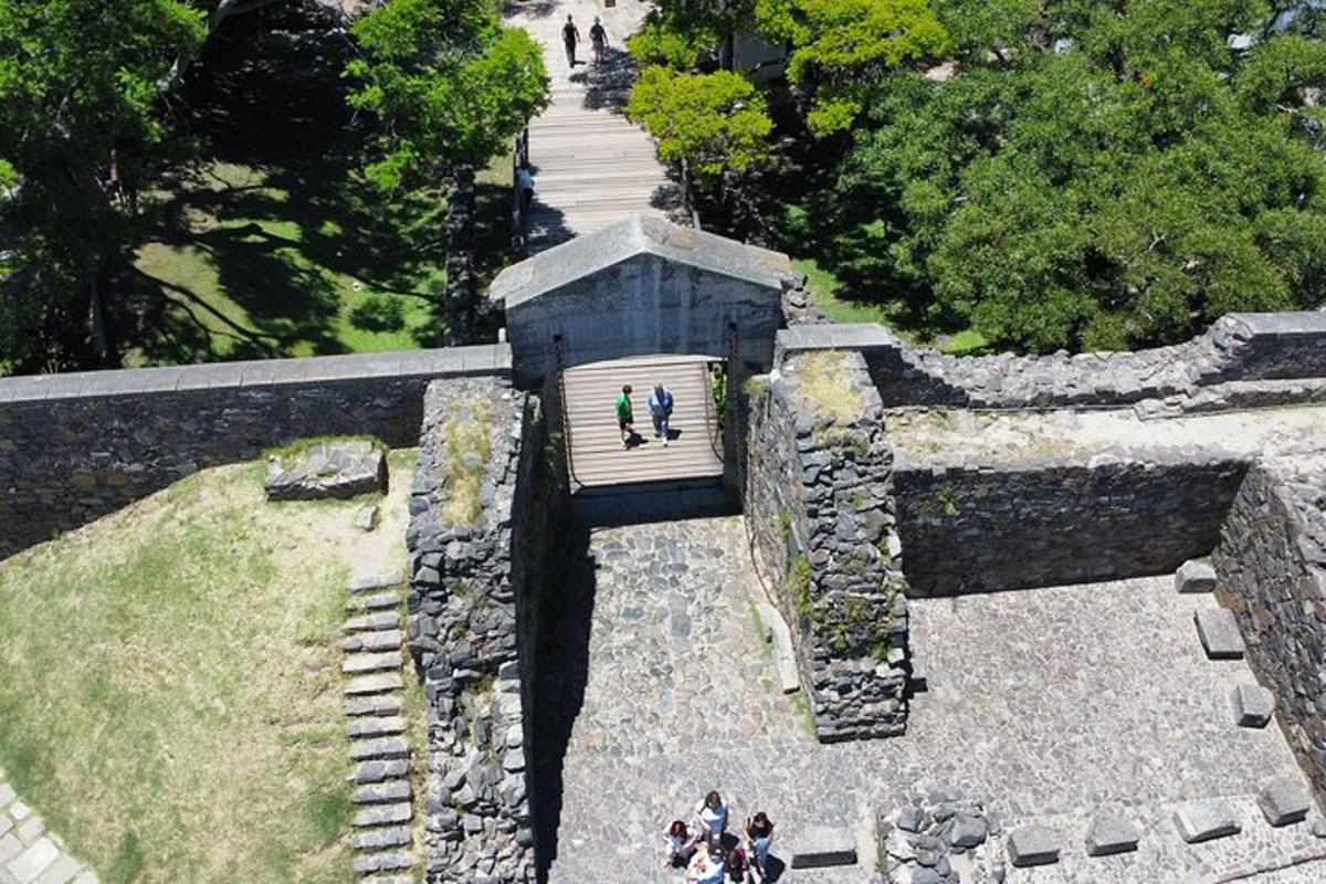 una vista dall'alto delle rovine di un castello