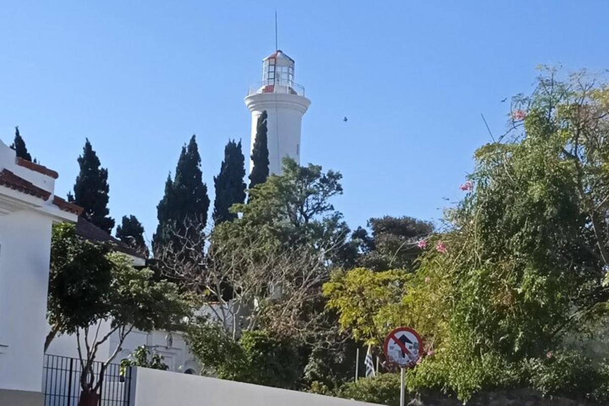 un faro in cima a una collina con alberi