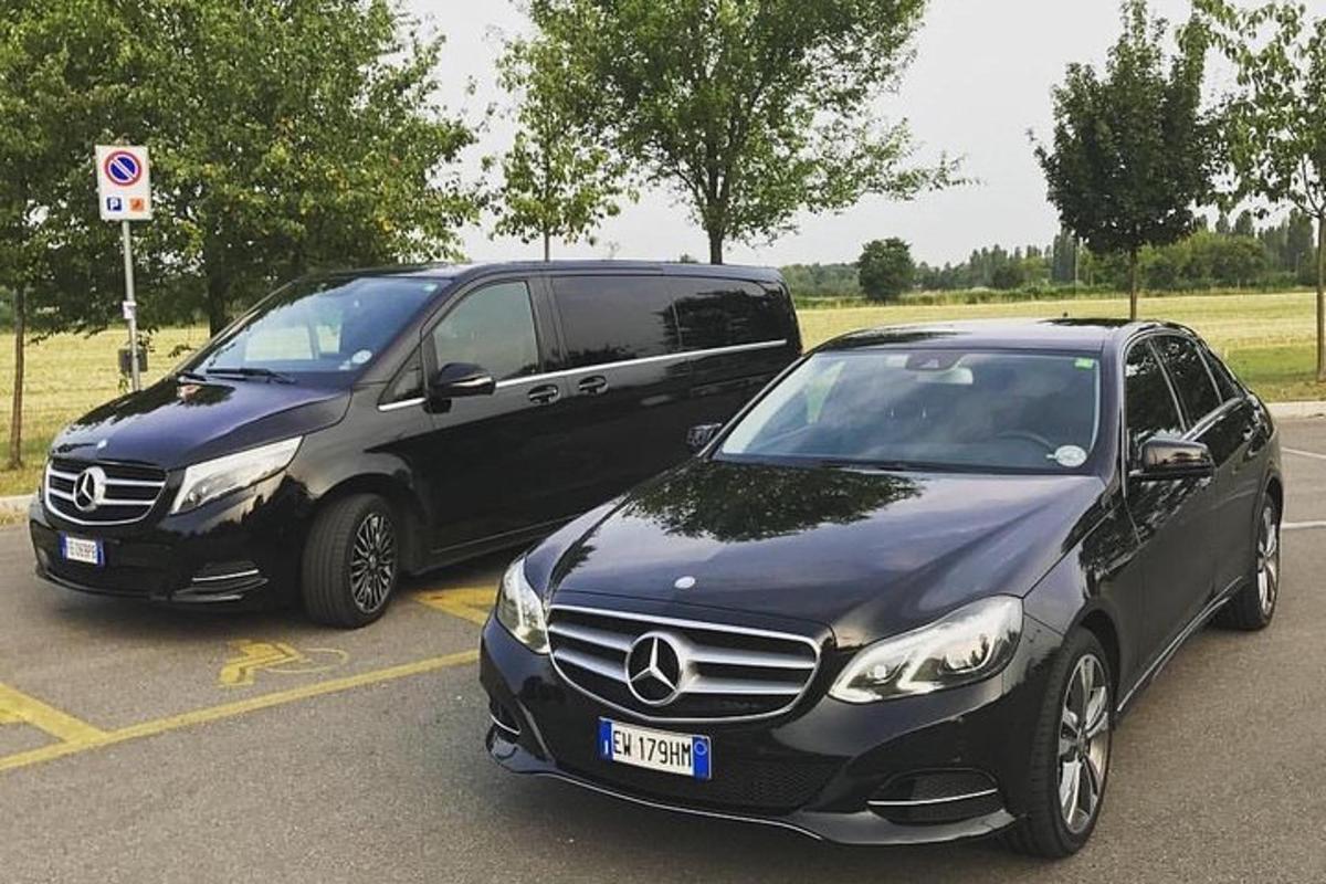 kaks autot pargitud üksteise kõrvale parklas
