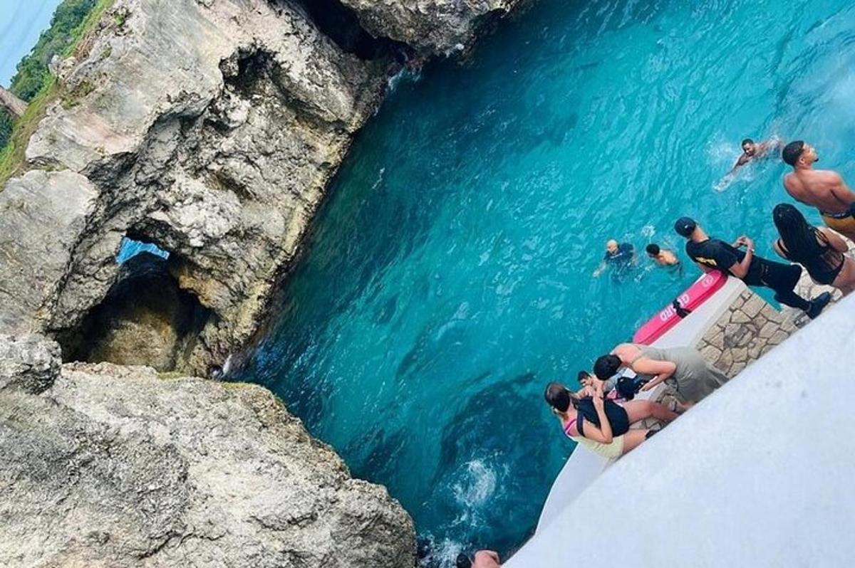 un groupe de personnes sur un bateau dans l'eau