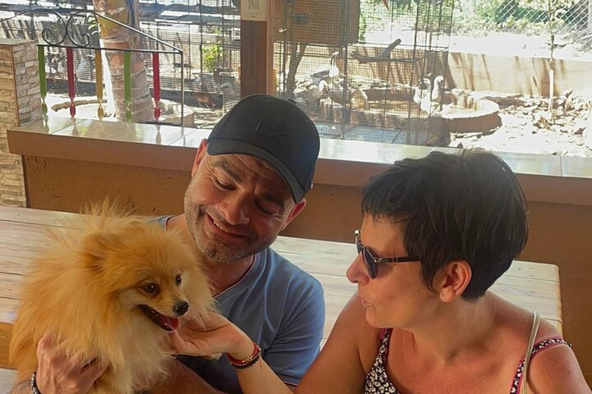 un homme et une femme tenant un petit chien