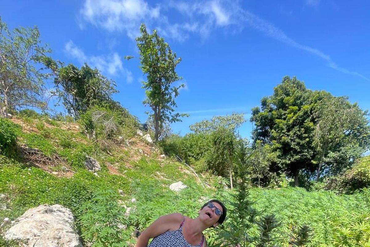 une femme debout au sommet d'une colline