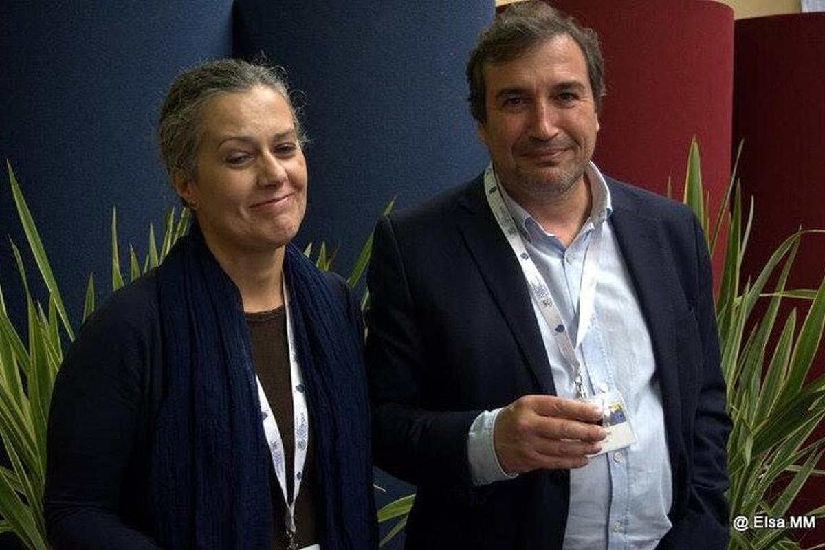 ένας άντρας και μια γυναίκα που στέκονται ο ένας δίπλα στον άλλον