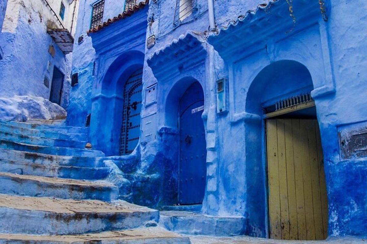 ένα μπλε κτίριο με σκάλες και μια κίτρινη πόρτα