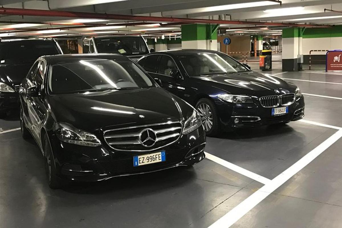 deux voitures de luxe garées sur un parking