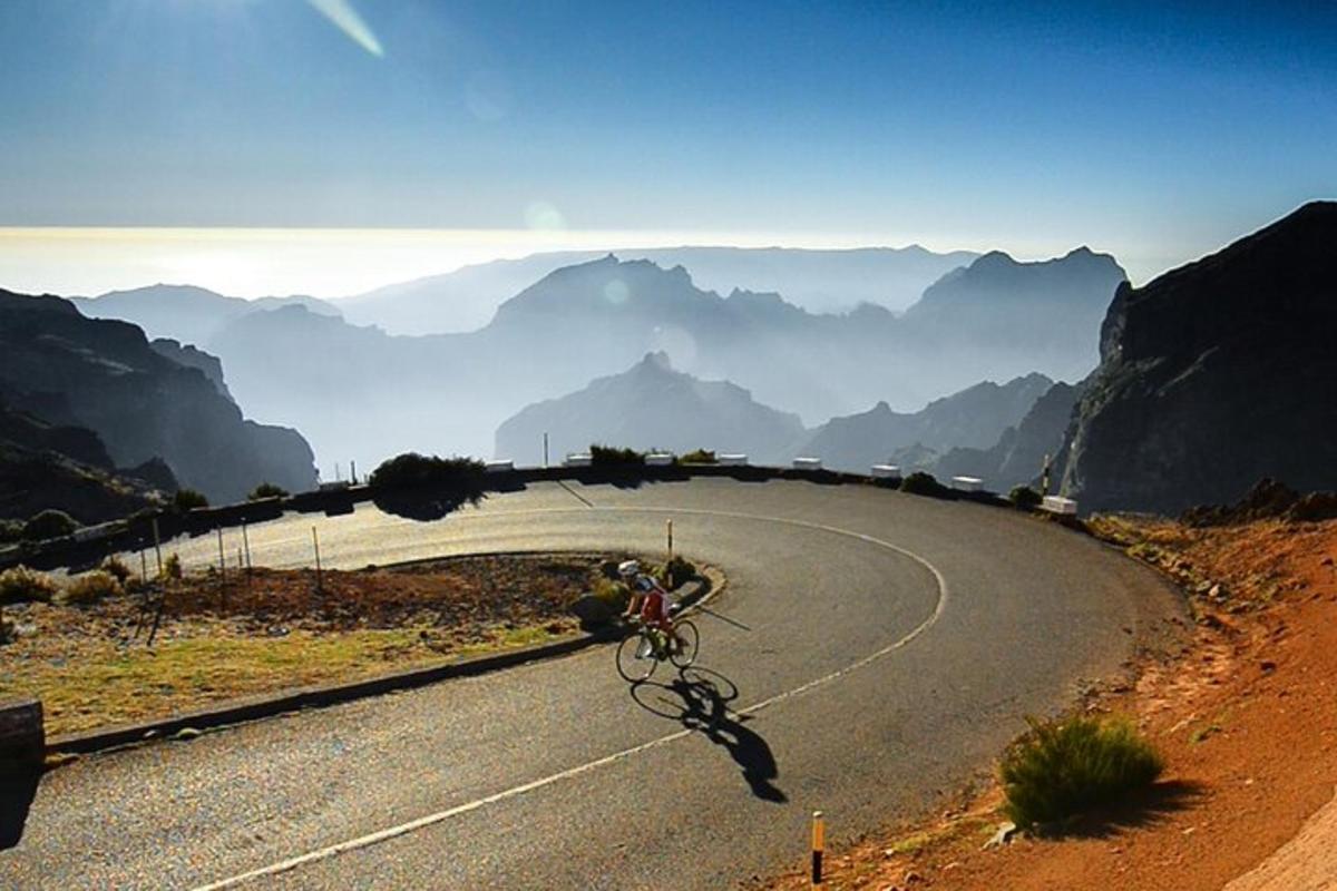 uma bicicleta estacionada na beira de uma estrada sinuosa