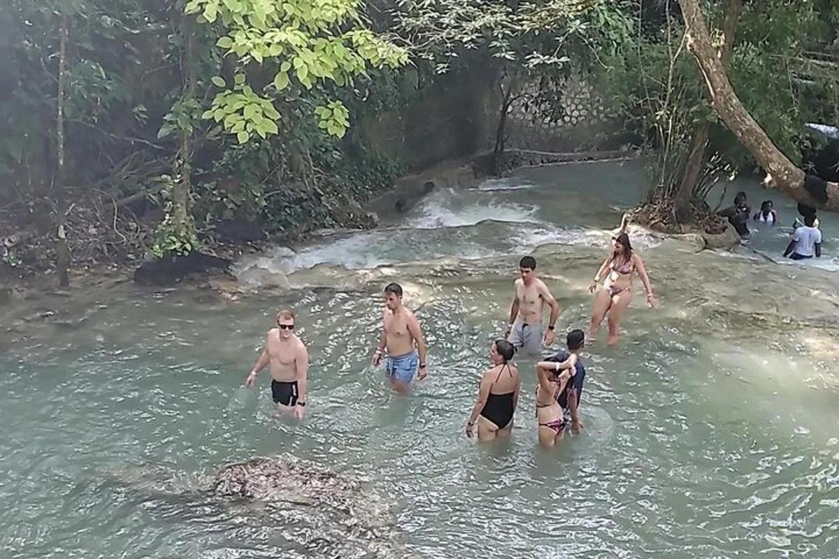 un gruppo di persone in piedi in un fiume