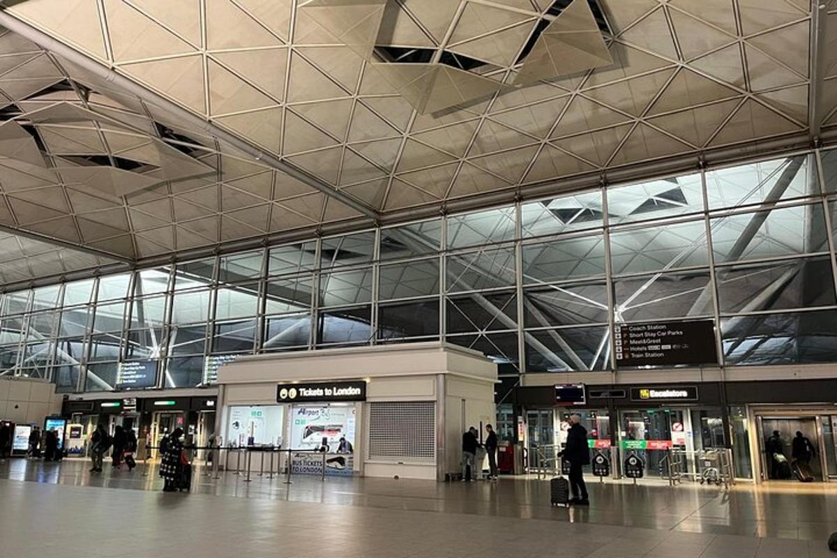 un aeroport cu oameni care se plimbă în jurul unui terminal