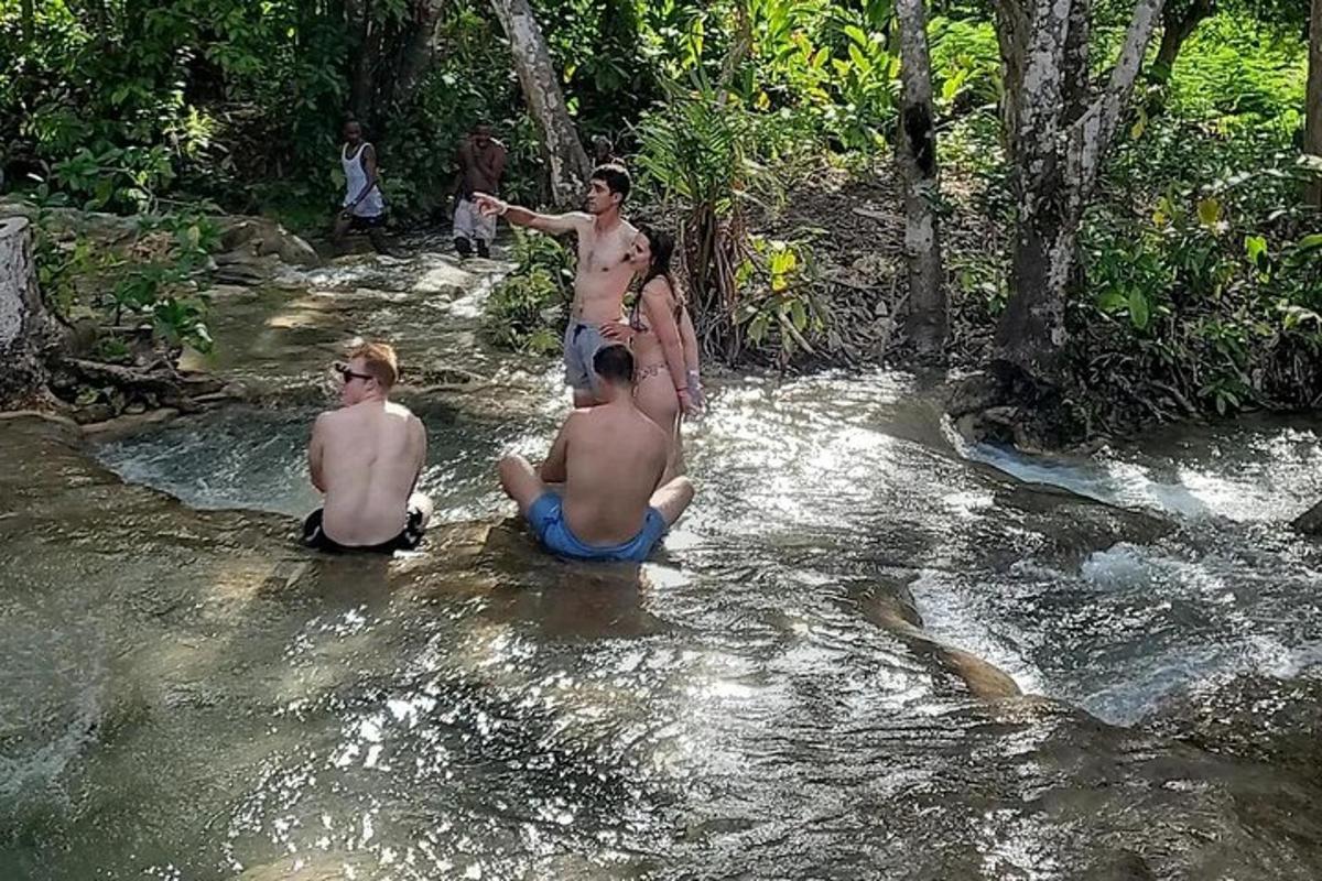 un gruppo di persone sedute in un fiume