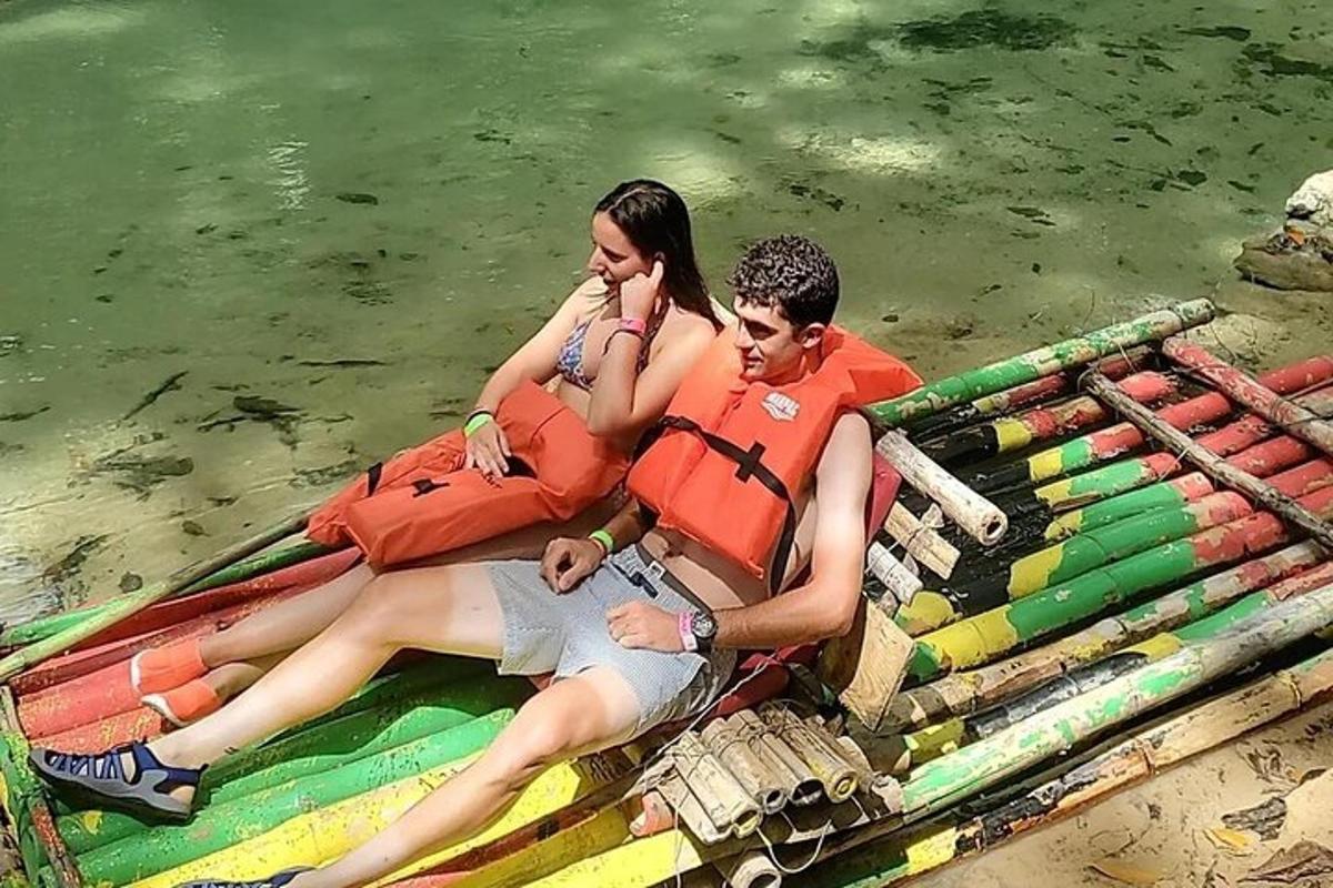 un uomo e una donna seduti su una zattera in acqua