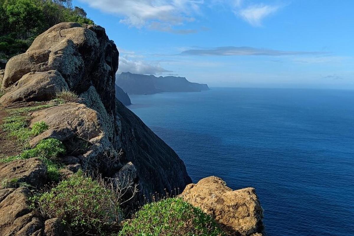 uma vista do oceano de um penhasco rochoso