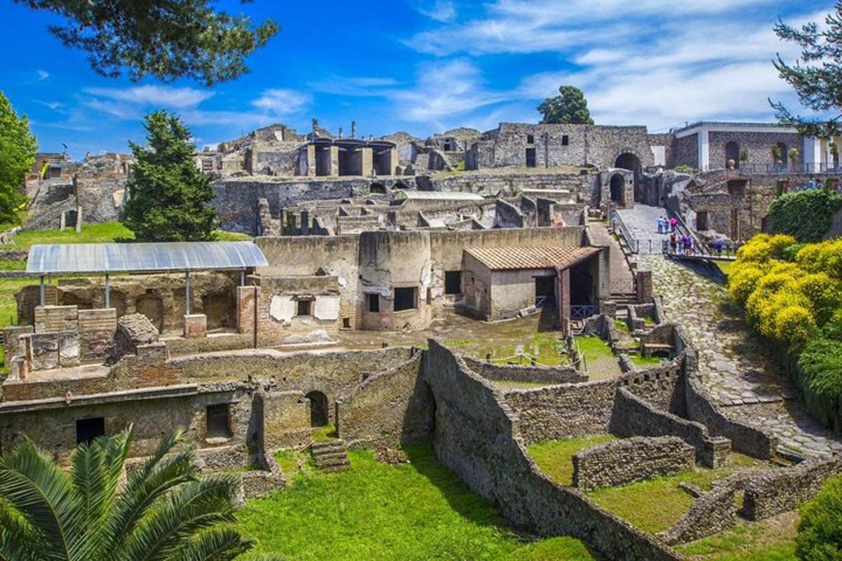 una vista de las ruinas de la antigua ciudad