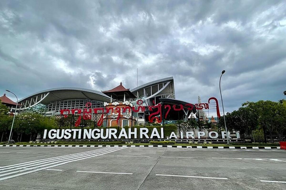 un stadion cu un semn în față
