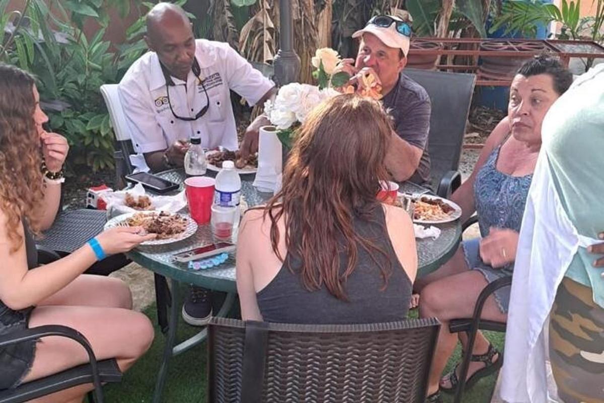 sekumpulan orang duduk mengelilingi meja makan makanan