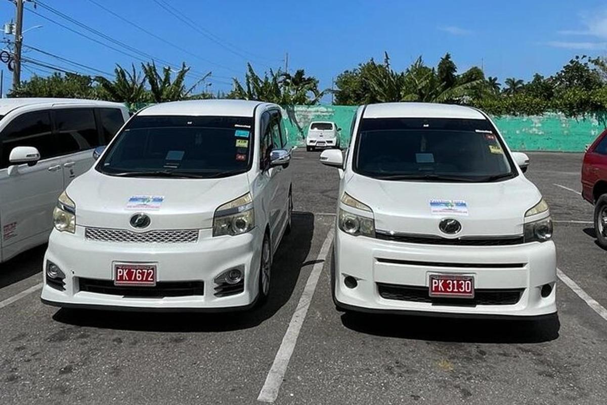 dois carros brancos estacionados em um estacionamento