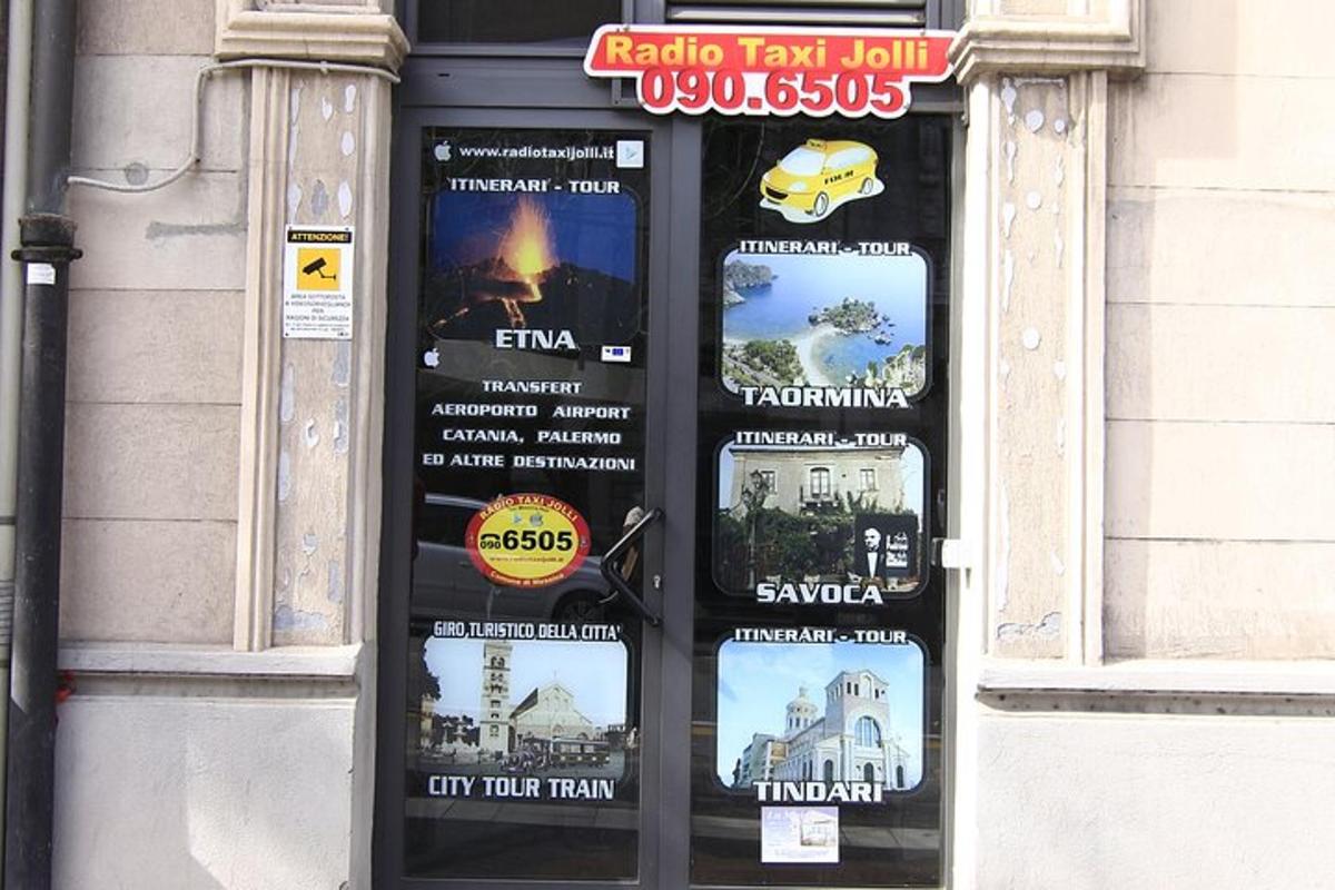 μια βιτρίνα ενός κτιρίου με αφίσες πάνω της
