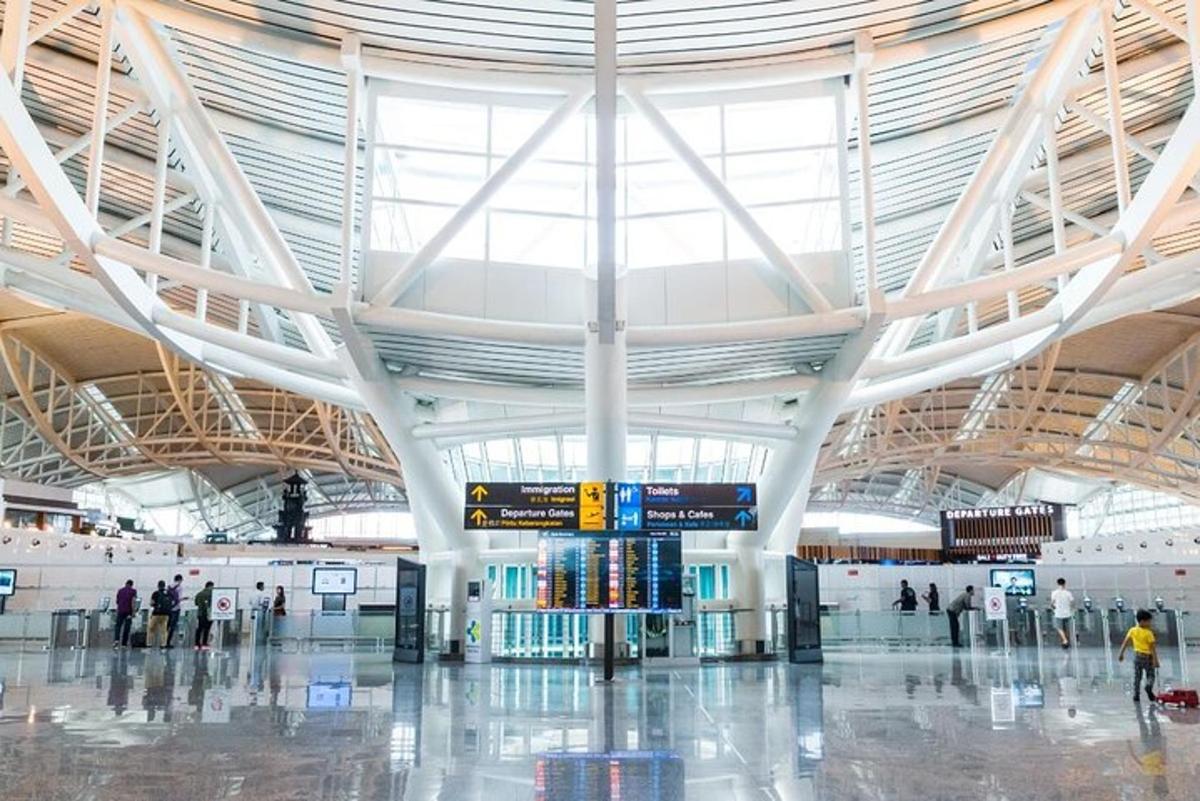 um aeroporto com pessoas caminhando ao redor de um grande edifício