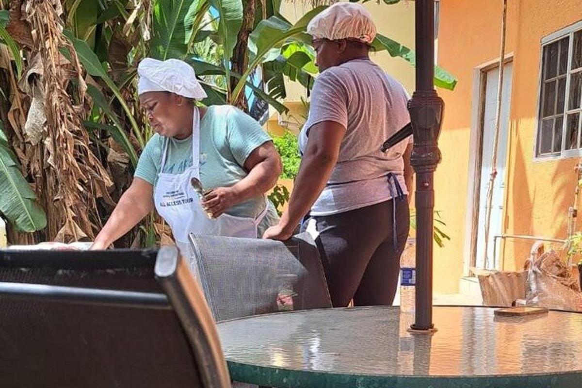 sepasang wanita berdiri di sebelah meja