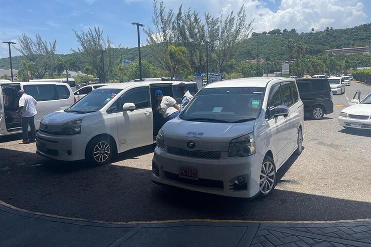 dois carros brancos estacionados em um estacionamento
