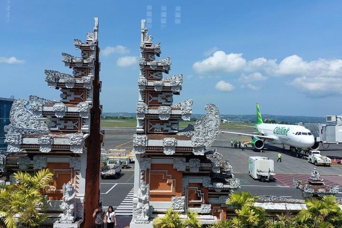 o clădire la un aeroport cu un avion