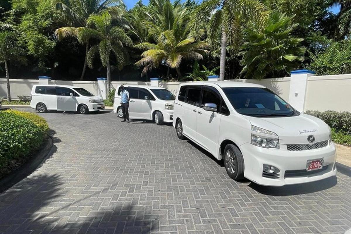 três carros brancos estacionados em um estacionamento