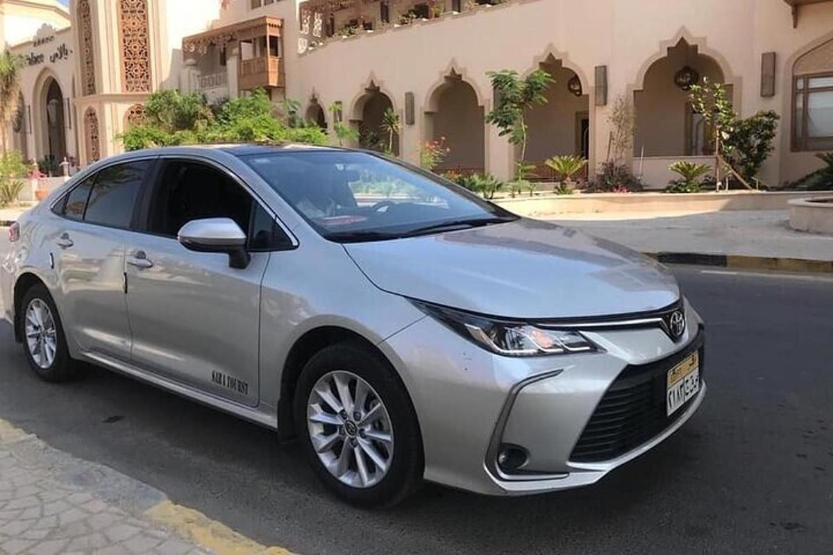 срібна Toyota, припаркована перед будівлею