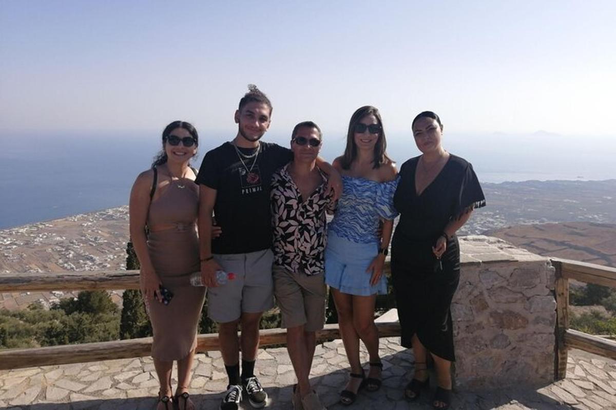 eine Gruppe von Menschen, die auf einem Berg für ein Foto posieren