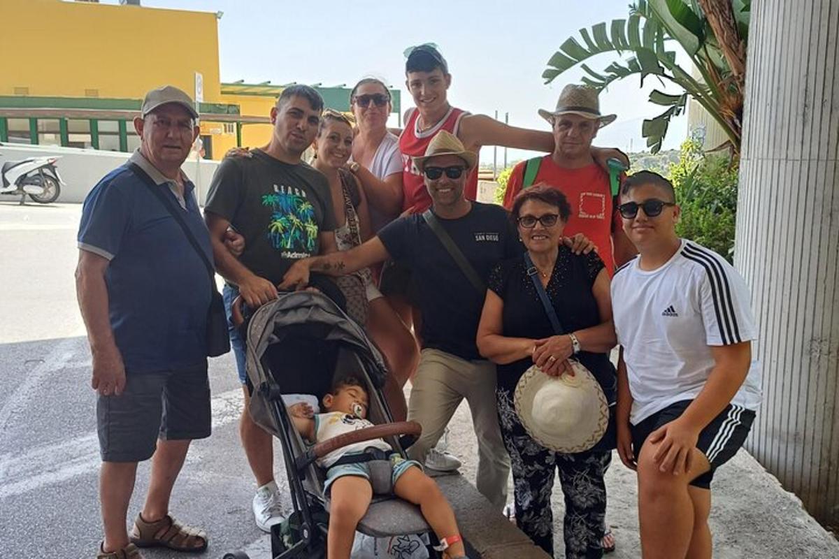 un gruppo di persone posa per una foto