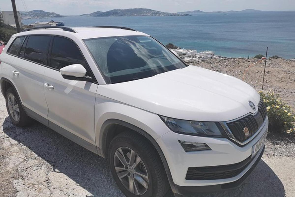 바다 옆에 주차된 흰색 SUV
