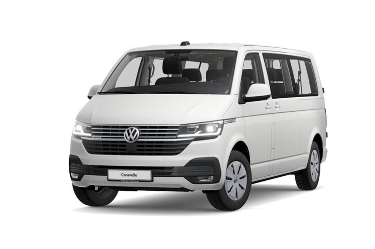 valgel taustal isoleeritud valge Volkswageni väikebuss
