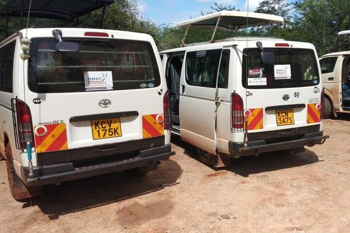 dua mobil van putih diparkir bersebelahan