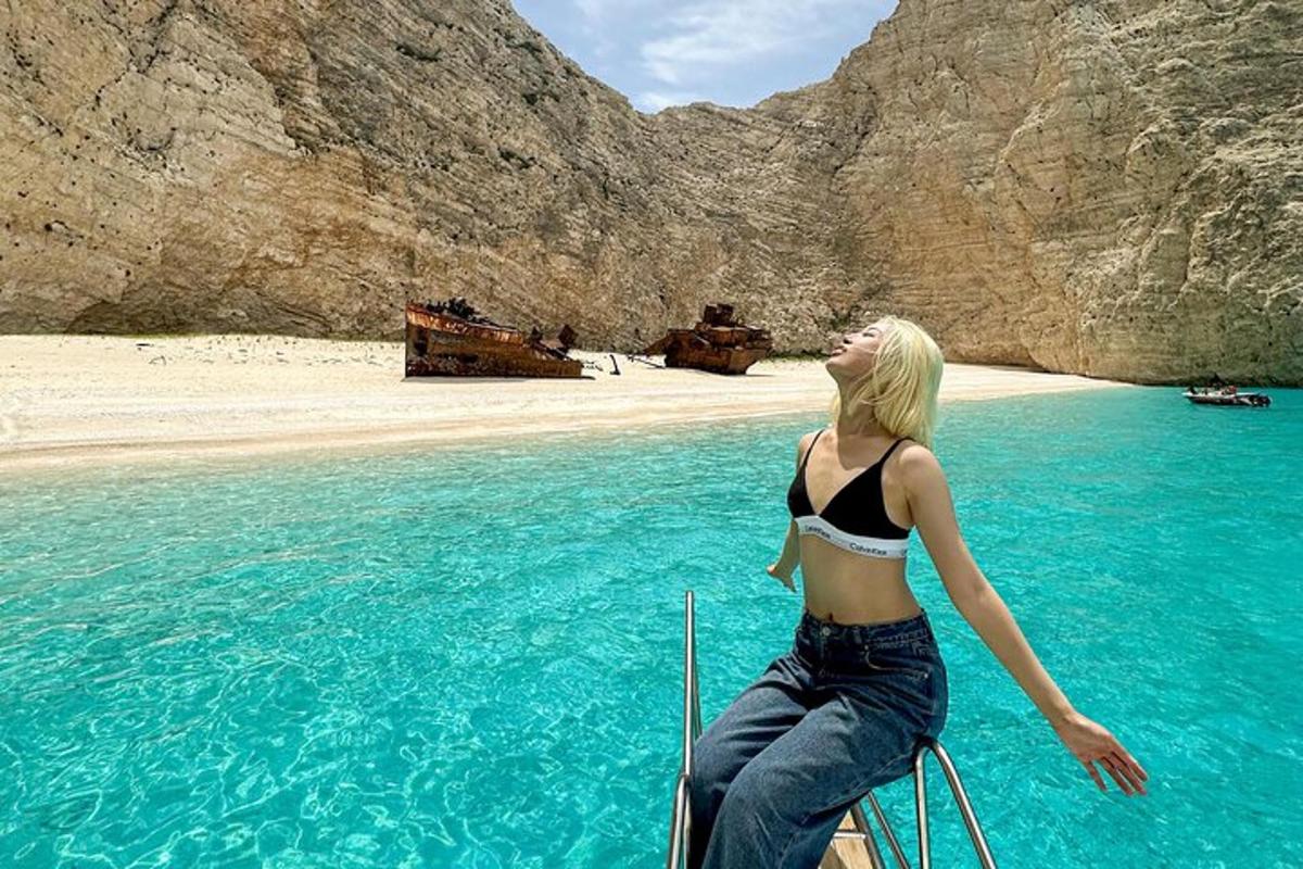 امرأة تجلس على قارب في الماء