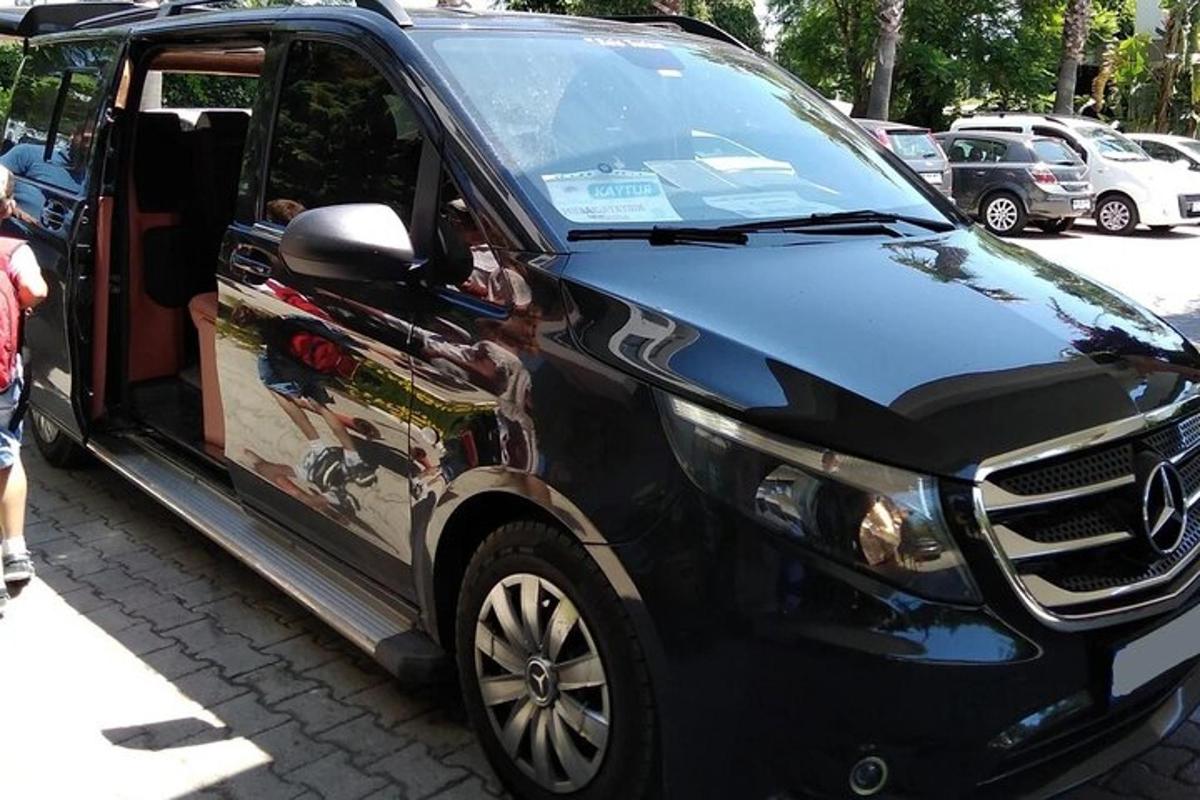 juodas automobilis su reklama ant šono