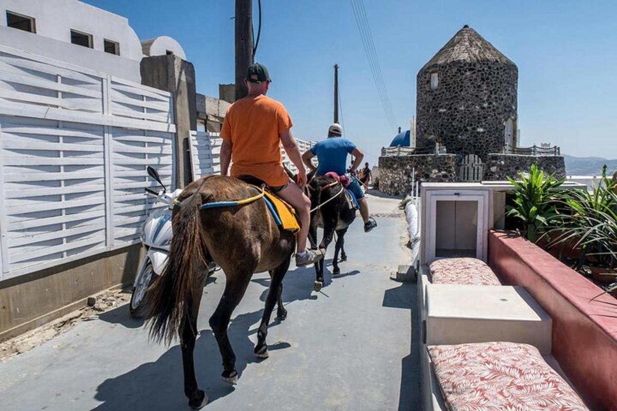 twee mensen rijden te paard door een straat