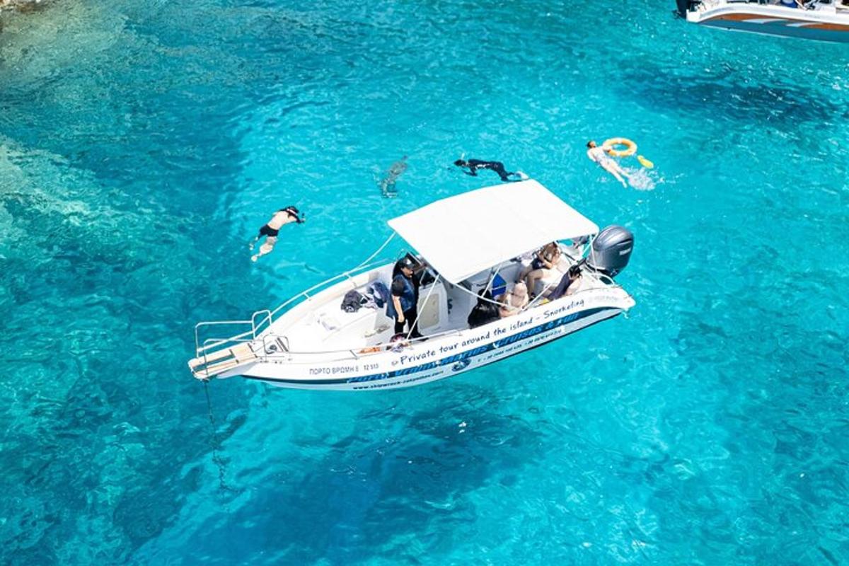 um grupo de pessoas em um barco na água