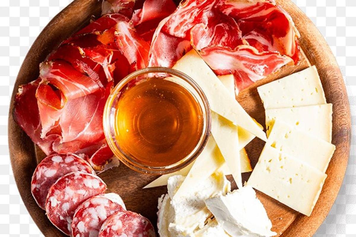 一盘奶酪、肉和一罐蜂蜜