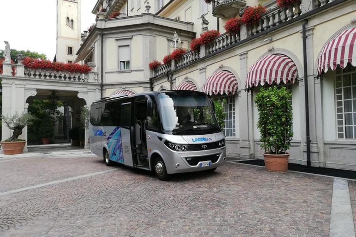 un petit autobús aparcat davant d'un edifici