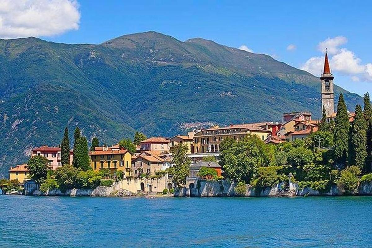 un poble a la vora d'una massa d'aigua