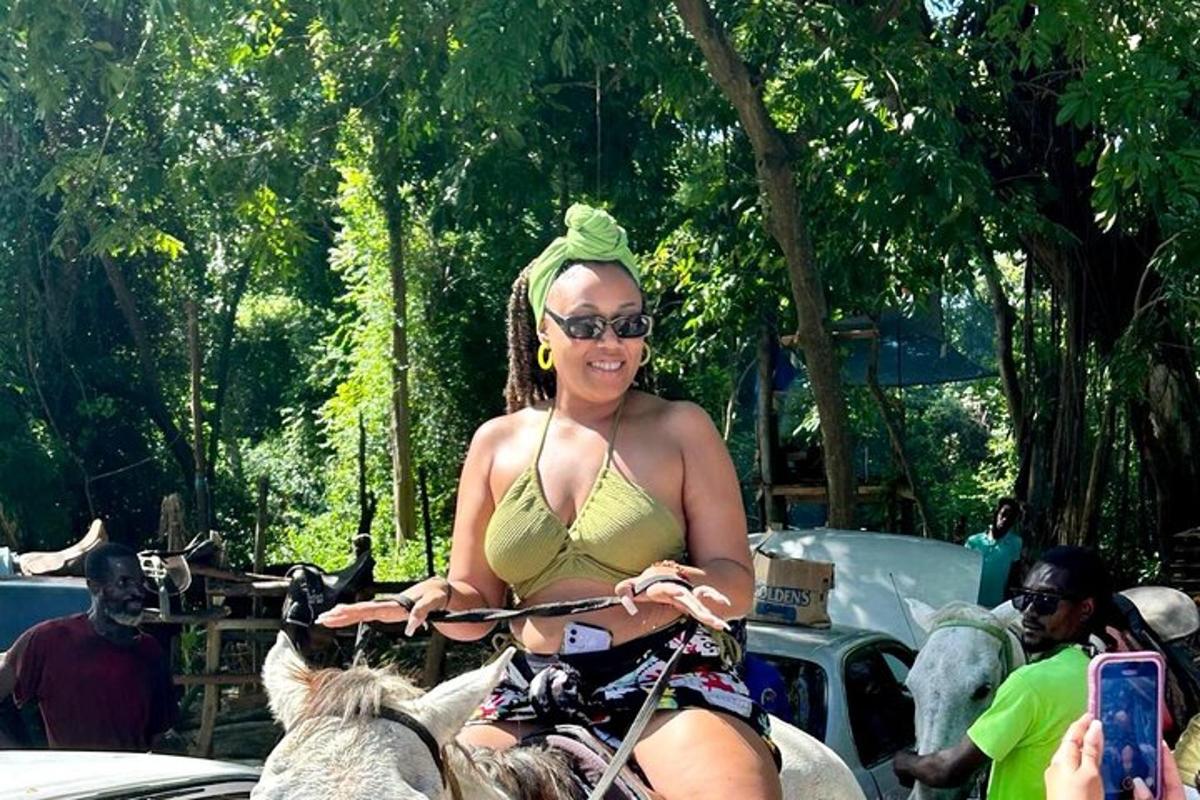 uma mulher de biquíni verde cavalgando um cavalo